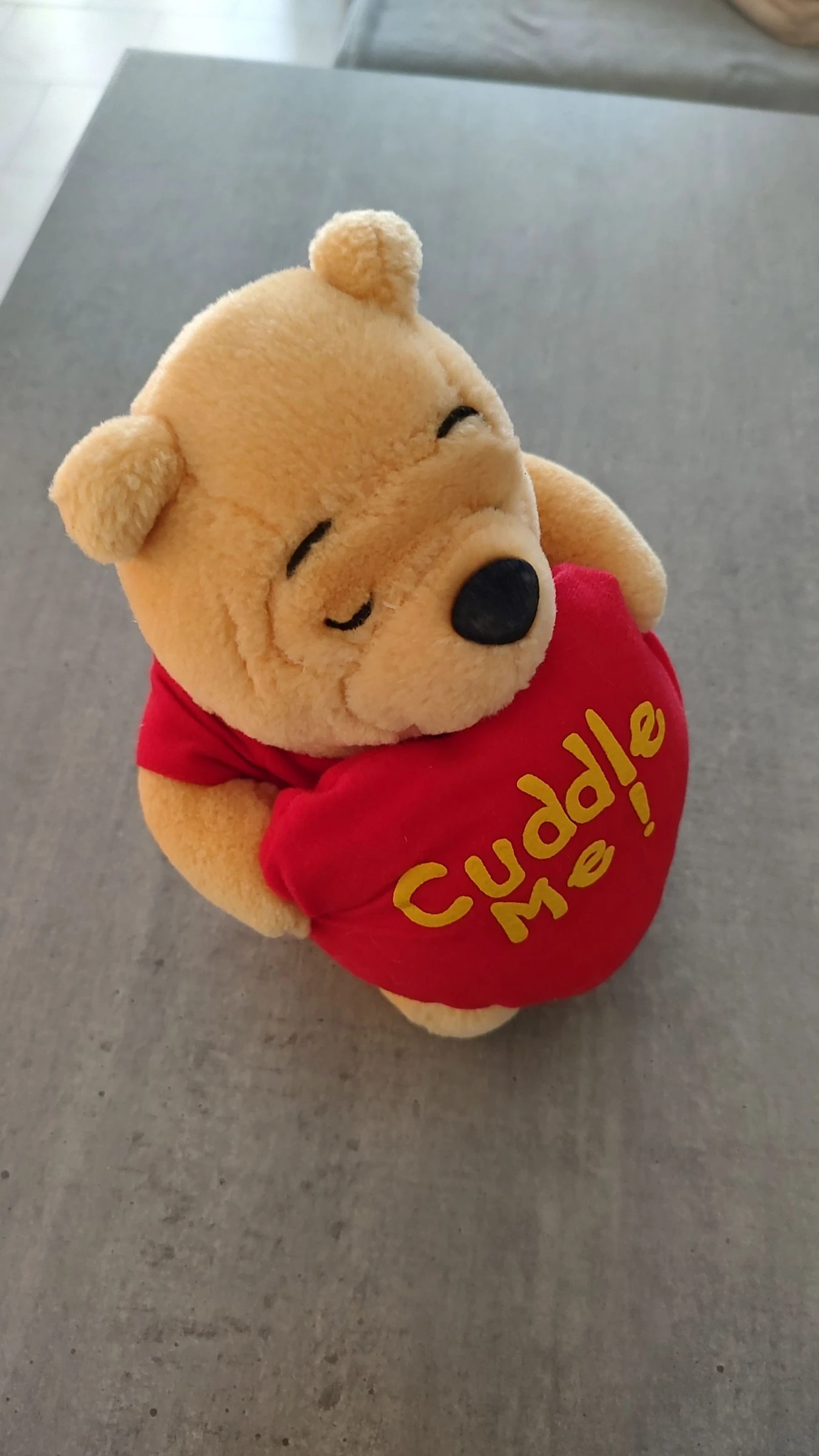 Peluche de Winnie Pooh sosteniendo un corazón "Cuddle Me" - Disney – photo 2